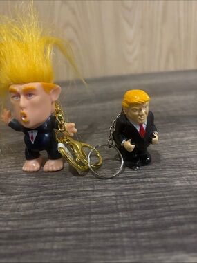2 trump key chains troll n pooping trump